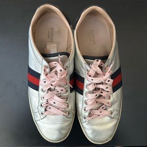 Gucci walking silver shoes size 40.5 flats with red and blue stipe sneakers